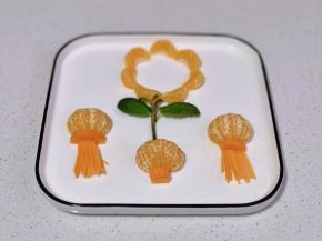 放上薄荷，橘子瓣摆一圈成花型。