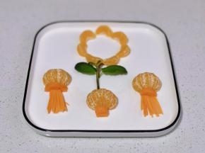 放上薄荷，橘子瓣摆一圈成花型。