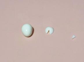 鹌鹑蛋侧面切一片，剪出耳朵形状。