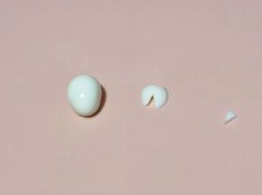 鹌鹑蛋侧面切一片，剪出耳朵形状。