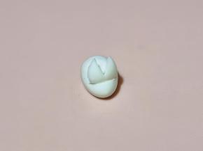 鹌鹑蛋切一刀，插上耳朵即可。