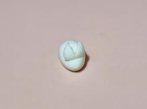 鹌鹑蛋切一刀，插上耳朵即可。