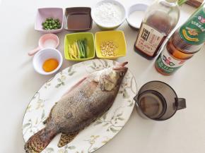 准备材料，桂鱼清洗干净备用，豌豆需要焯水焯熟。