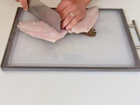 鱼头切开，沿着背部片开，去掉鱼骨。剩余两片鱼肉，尾部不切断。横竖切花刀，记得别切断哦。