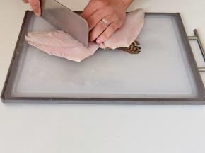 鱼头切开，沿着背部片开，去掉鱼骨。剩余两片鱼肉，尾部不切断。横竖切花刀，记得别切断哦。