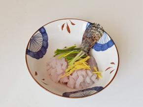 放上葱姜丝，拌匀腌制5分钟。