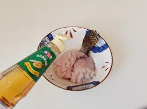清洗干净后，放入碗里，加葱姜料酒2勺，去腥。