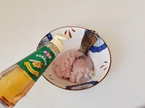 清洗干净后，放入碗里，加葱姜料酒2勺，去腥。
