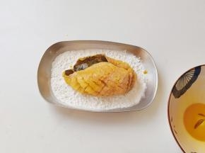 腌制好的鱼均匀抹上玉米淀粉（生粉）。