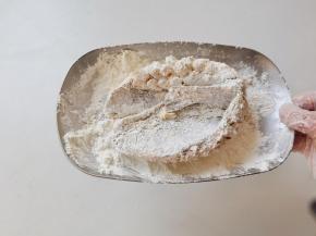 尽量抹匀，然后抖掉多余的淀粉。