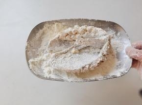 尽量抹匀，然后抖掉多余的淀粉。