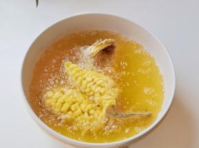 不粘锅加半锅玉米油，大火烧热，筷子放入会有密集小泡。将鱼肉切花刀的两面露出，下锅炸至金黄。鱼头也要裹粉一起炸。