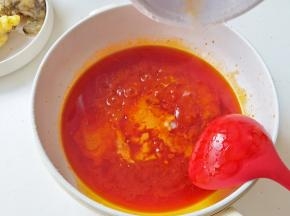 2-3小勺淀粉加半碗清水搅匀成淀粉水，倒入，熬煮成浓稠汤汁。