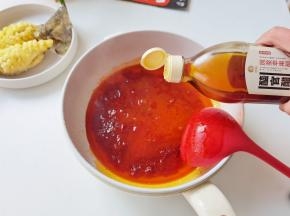 鱼肉炸好，捞出摆盘，不粘锅加一点点玉米油，倒入番茄酱，细砂糖，炒到糖融化。加盐1勺、清水一大碗，醯官醋20克，炒匀。
