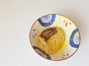 挑掉葱姜丝，倒入1小勺盐和一个鸡蛋黄，抓匀腌制5分钟。