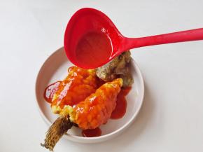 煮好的酸甜料汁，浇在炸好的鱼肉上。