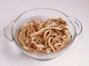 过冷水，沥干水分备用。