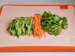 配菜洗净切好。