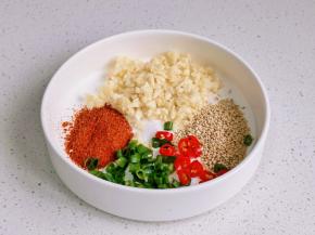 蒜末+葱花+辣椒粉+芝麻+小米辣+盐。