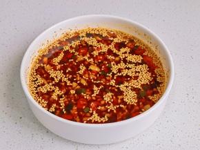 加糖搅匀万能酱汁，拌啥都好吃。