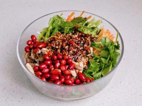 淋上料汁，加花生米拌匀。