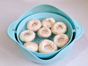 口蘑去跟洗净沥干水分。