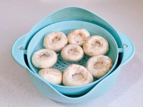 口蘑去跟洗净沥干水分。