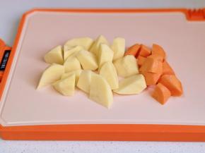 土豆胡萝卜去皮切菱形块。