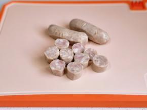 香肠两根切段，两根切花刀。