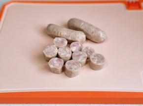 香肠两根切段，两根切花刀。