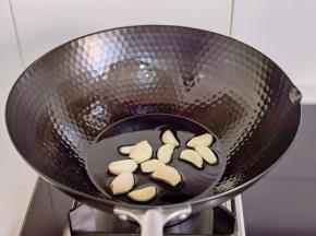 蒜瓣放入锅中。