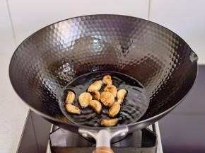 煎至焦黄。