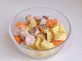 肠，土豆块，胡萝卜块混合+1勺黑胡椒。