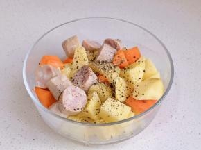 肠，土豆块，胡萝卜块混合+1勺黑胡椒。
