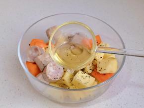 蒜香油先倒入时蔬中。