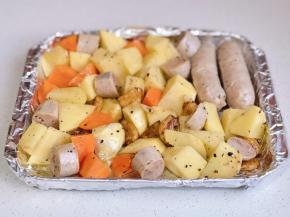 倒入烤盘中，再摆入整根香肠。