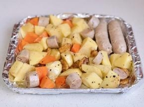 倒入烤盘中，再摆入整根香肠。