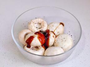 口蘑+黑胡椒+生抽+蚝油拌均匀。