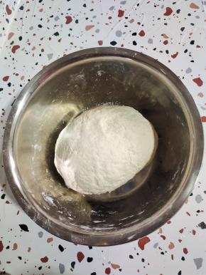 300克面粉加入3克盐，200克稍微烫一点的温水，先搅拌成棉絮状，再揉成稍微软一点的，光滑的面团！