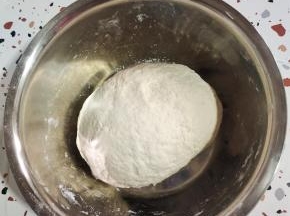 300克面粉加入3克盐，200克稍微烫一点的温水，先搅拌成棉絮状，再揉成稍微软一点的，光滑的面团！