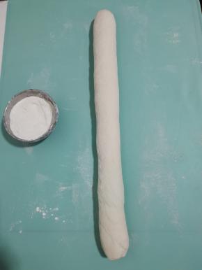 转到案板上，揉成细长条！