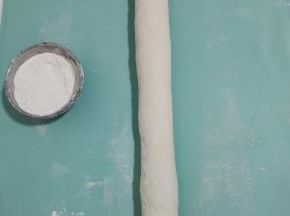 转到案板上，揉成细长条！