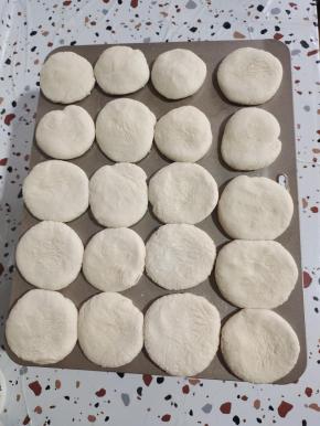 烤盘上喷适量油，把面剂子按扁放在烤盘上！