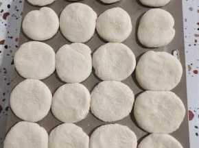 烤盘上喷适量油，把面剂子按扁放在烤盘上！
