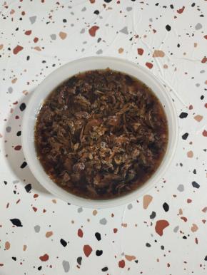 干酸菜用开水浸泡软，捞出挤干水分备用！