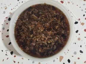 干酸菜用开水浸泡软，捞出挤干水分备用！