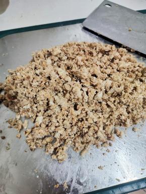 猪油渣放在案板上剁碎！