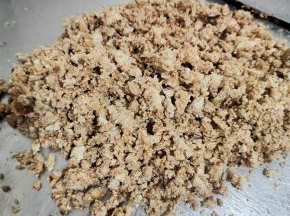 猪油渣放在案板上剁碎！
