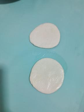 取两个醒好的面剂子，按扁！按稍微薄一点！