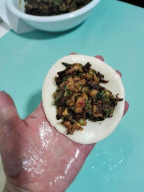 装入一大勺猪油渣馅儿！